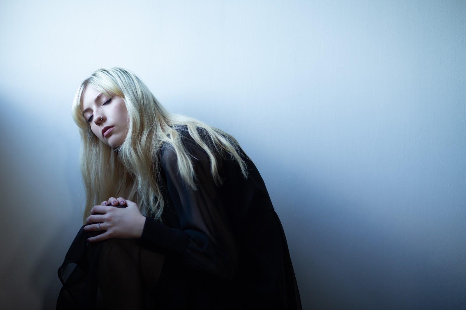 NEWS: Ellis shares haunting and glacial new single 'Embarrassing' 2