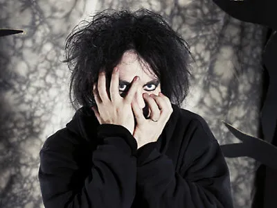 NEWS: My Bloody Valentine, NIN, Manics, Kristin Hersh and Mogwai amongst first names for Robert Smith's Meltdown 35 Track Of The Day #693: Robert Smith - ‘There’s A Girl In The Corner’ (The Twilight Sad)