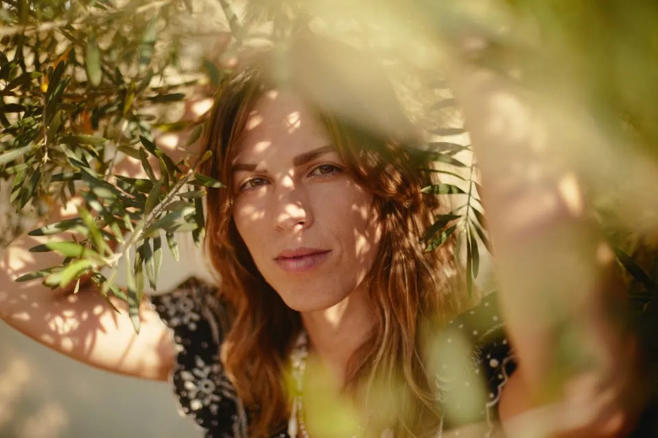 NEWS: Melody's Echo Chamber returns with the joyous and heavenly 'Looking Backward' from forthcoming third LP 43 NEWS: Melody's Echo Chamber returns with the joyous and heavenly 'Looking Backward' from forthcoming third LP 2