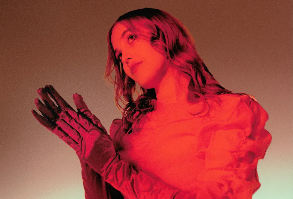 NEWS: Hatchie shares the trippy title track from her forthcoming second album, ‘Giving The World Away’ 45 NEWS: Hatchie shares the trippy title track from her forthcoming second album, ‘Giving The World Away’ 2