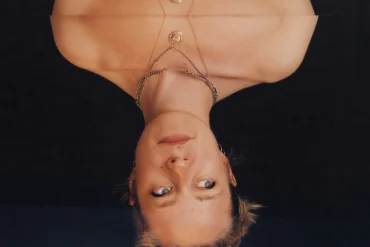 NEWS: Anna B Savage announces new album 'in|FLUX' for Feb 17th release. Tour dates also announced.