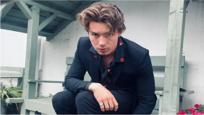 EXCLUSIVE: Enjoyable Listens 'Dead Frozen' Video Premiere 22 EXCLUSIVE: Enjoyable Listens 'Dead Frozen' Video Premiere