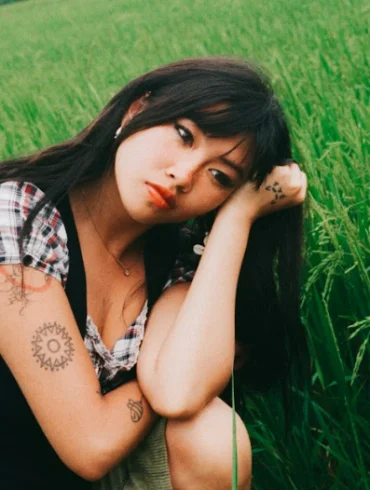 NEWS: Beabadoobee returns with new single 'Glue Song' ahead of European and US headline tour and Taylor Swift supports 23 NEWS: Beabadoobee returns with new single 'Glue Song' ahead of European and US headline tour and Taylor Swift supports