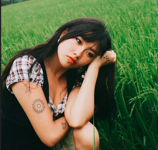 NEWS: Beabadoobee returns with new single 'Glue Song' ahead of European and US headline tour and Taylor Swift supports 22 NEWS: Beabadoobee returns with new single 'Glue Song' ahead of European and US headline tour and Taylor Swift supports