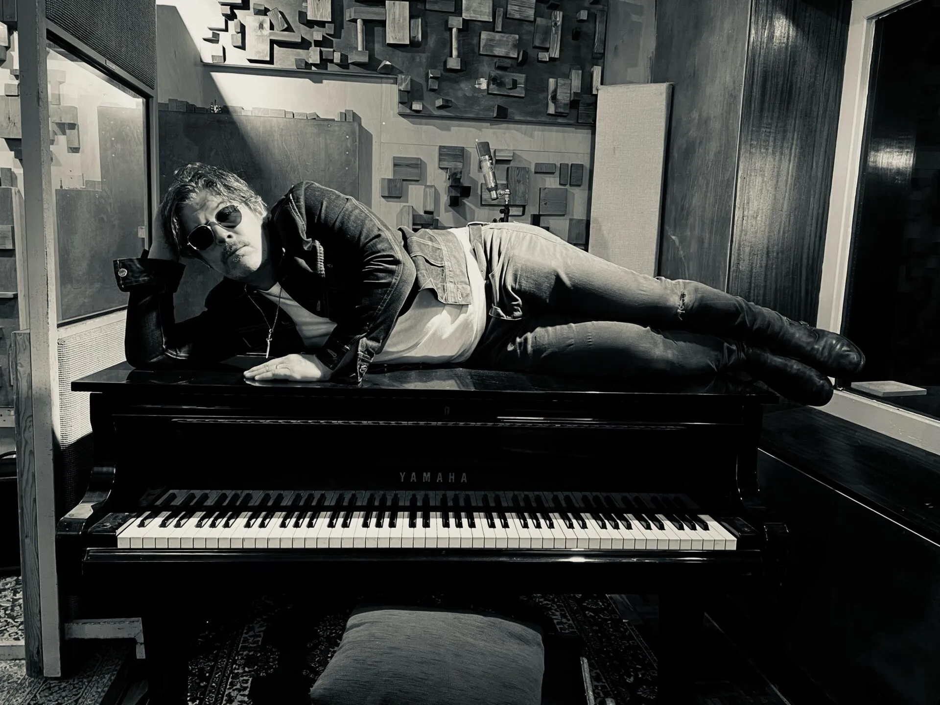 NEWS: Ed Harcourt joins the lineup for 'Music Venue Trust and The National Lottery's United By Music' Tour, joining Sleeper, The Dirty Nil, Opus Kink, October Drift, Prima Queen and more 22 EdHarcourt2023 scaled