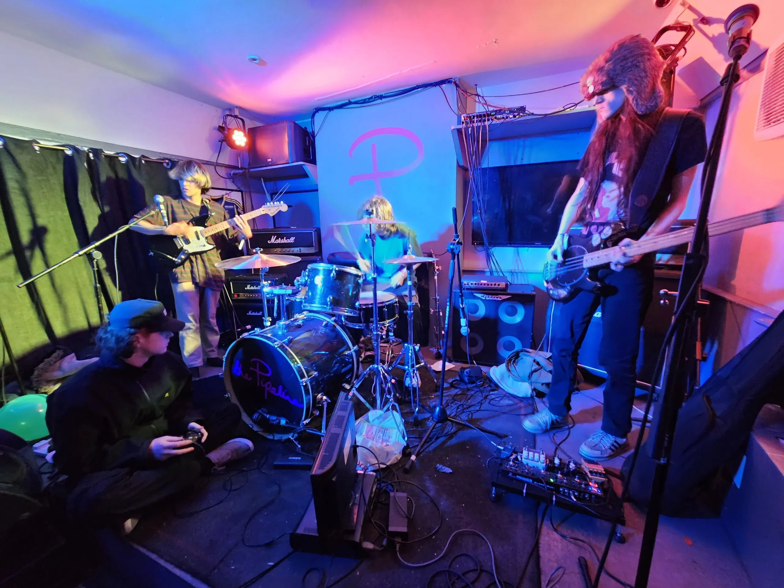 University - TITLE TRACK (Transgressive Records) 22 The band university performing at The Great Escape