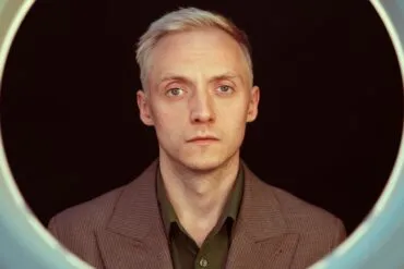 Head shot of singer Hamish Hawk