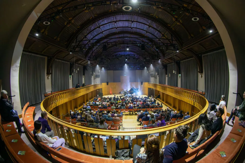 LIVE: Martin Kohlstedt – Howard Assembly Room, Leeds, 10/03/2025 24 028 Enhanced NR