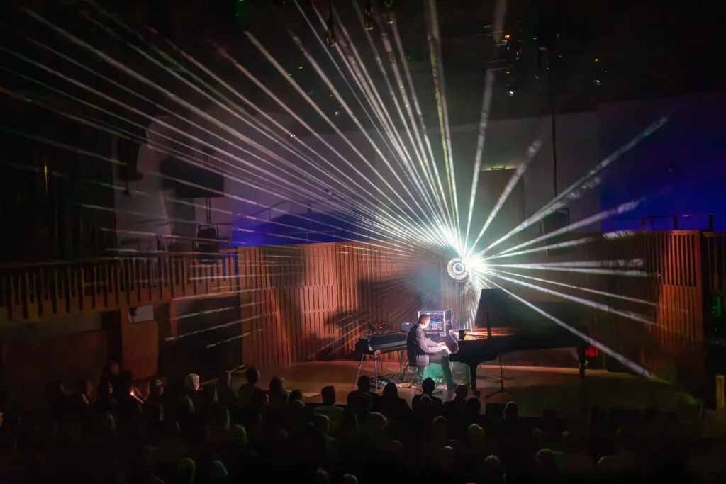 LIVE: Martin Kohlstedt – Howard Assembly Room, Leeds, 10/03/2025 23 079 Enhanced NR