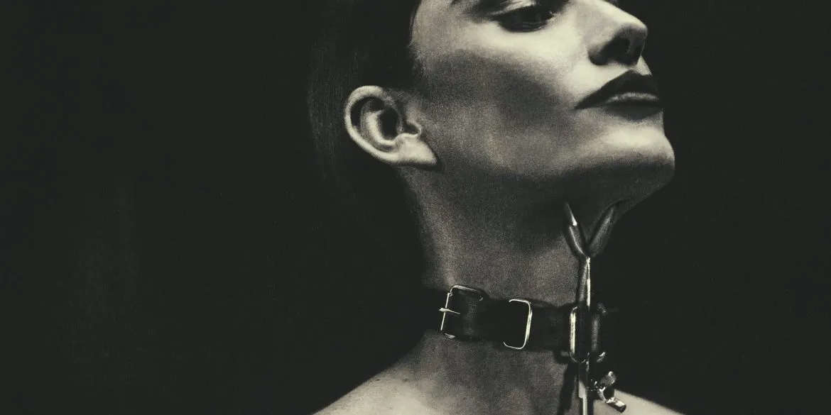 Niia - V (Candid Records) 23 0. Niia V Album Cover