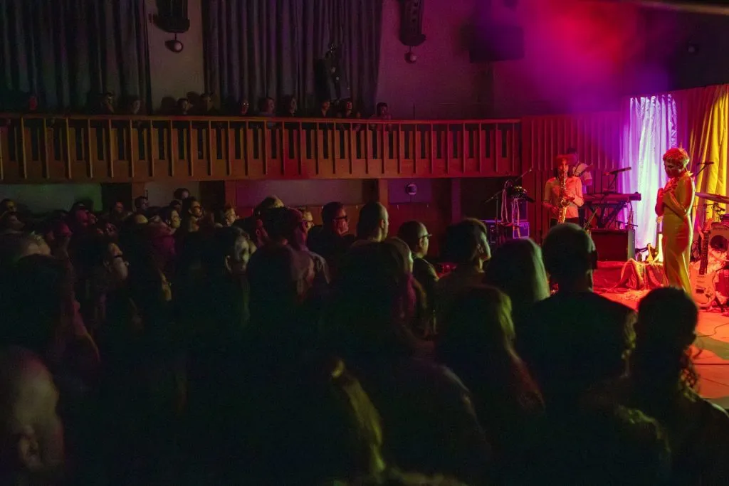 LIVE: Cate Le Bon – Howard Assembly Room, Leeds, 11/10/2025 24 008 Enhanced NR